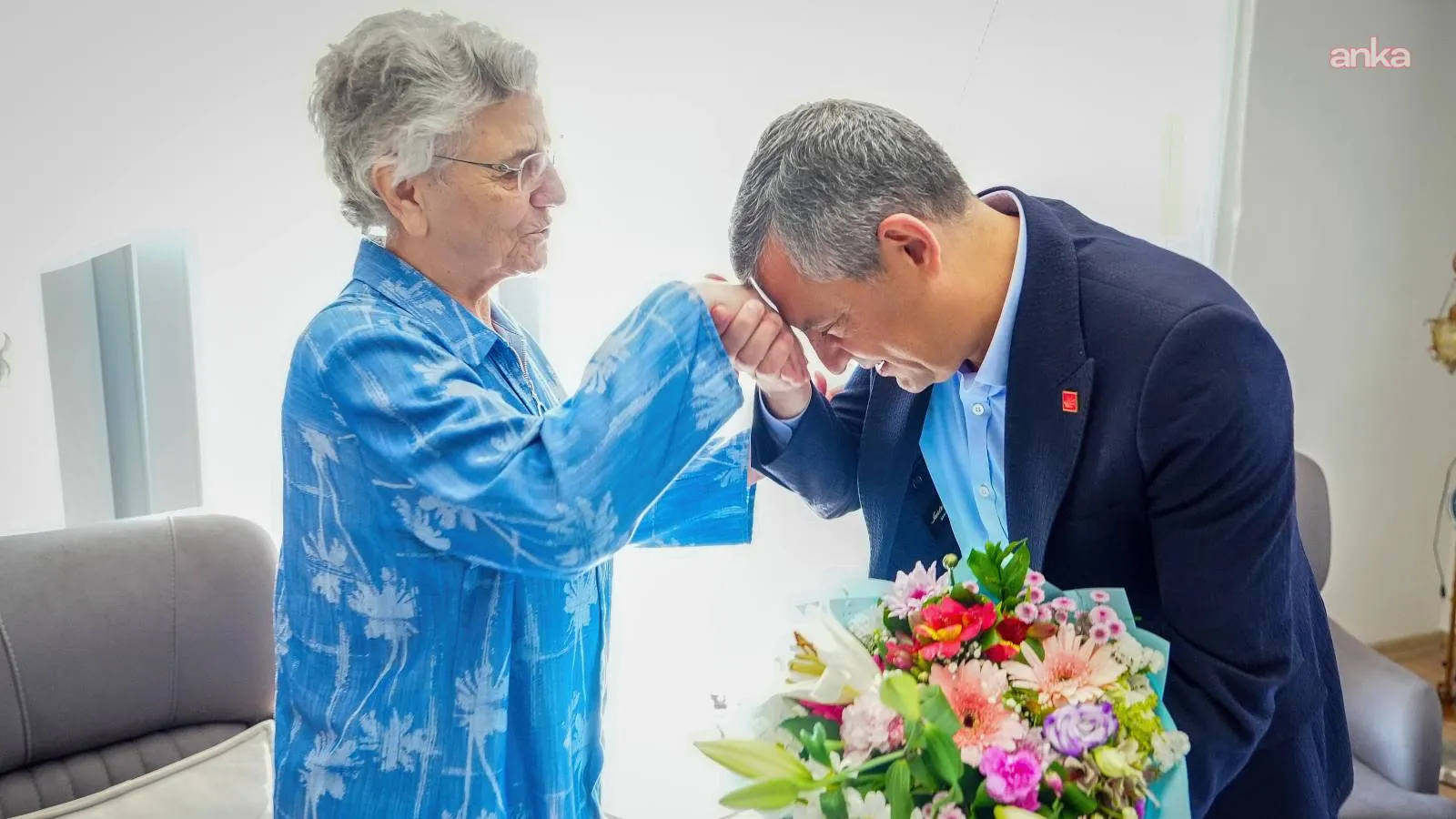 Özgür Özel'den merhum başkanlar Ferdi Zeyrek ve Gülşah Durbay'ın annelerine Anneler Günü ziyaretleri
