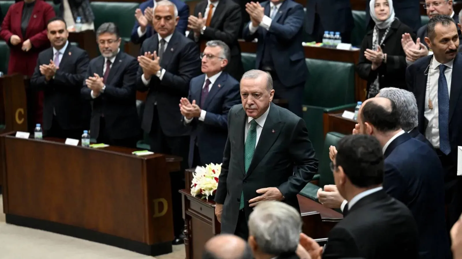 AKP'den bakanlara talimat: Grup toplantısı öncesi salonda basına konuşmamaları istendi