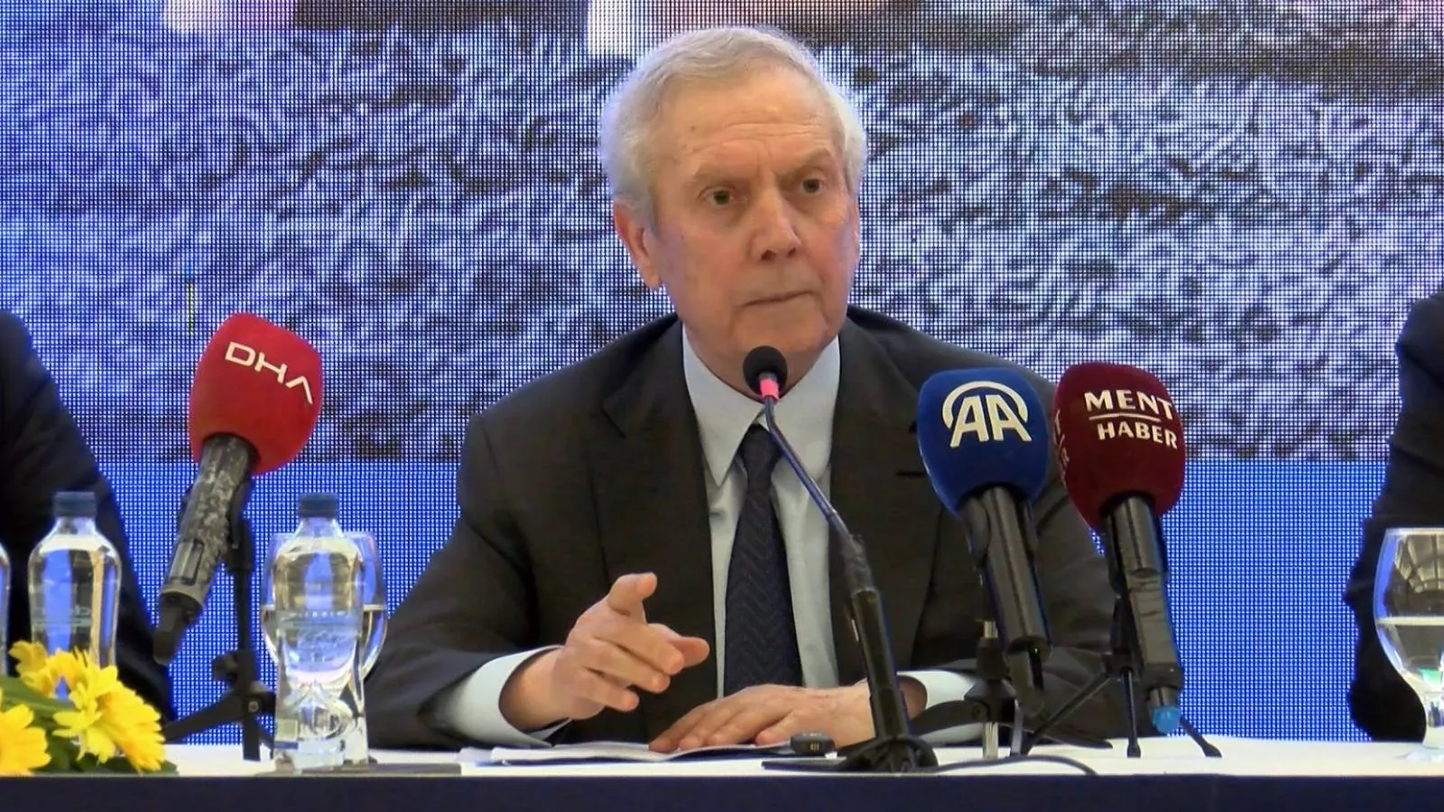 Aziz Yıldırım'dan '1998 ruhu' çıkışı ve Alex de Souza mesajı: İki santrforla anlaştık, 25 Haziran'da transfer bitecek