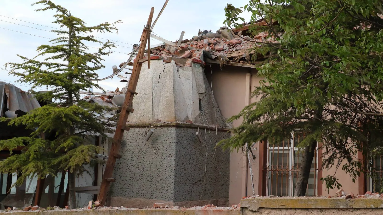 Eskişehir'de cami minaresine yıldırım düştü: İmam yaralandı, cami kapısı 50 metre savruldu