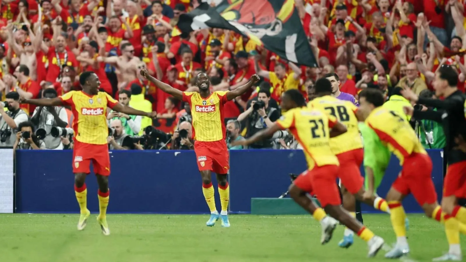Lens, Nice'i 3 golle dağıtarak Fransa Kupası'nın sahibi oldu