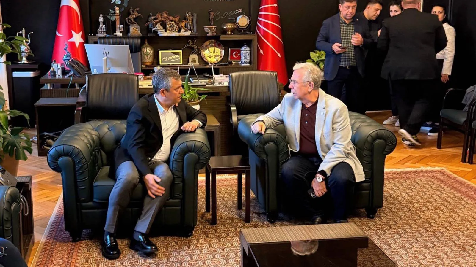 Özgür Özel, "Yeni Genel Merkez'imiz" dediği TBMM'de: Partinin kapatılması, faaliyetlerine son vermesi, rakibinin istediği birisinin yönetmesinden evladır