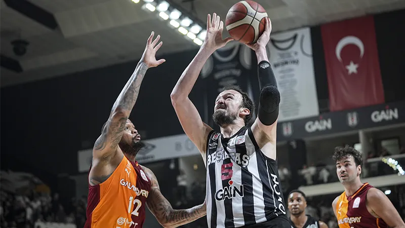 Beşiktaş, Galatasaray'ı farklı yendi, seride öne geçti