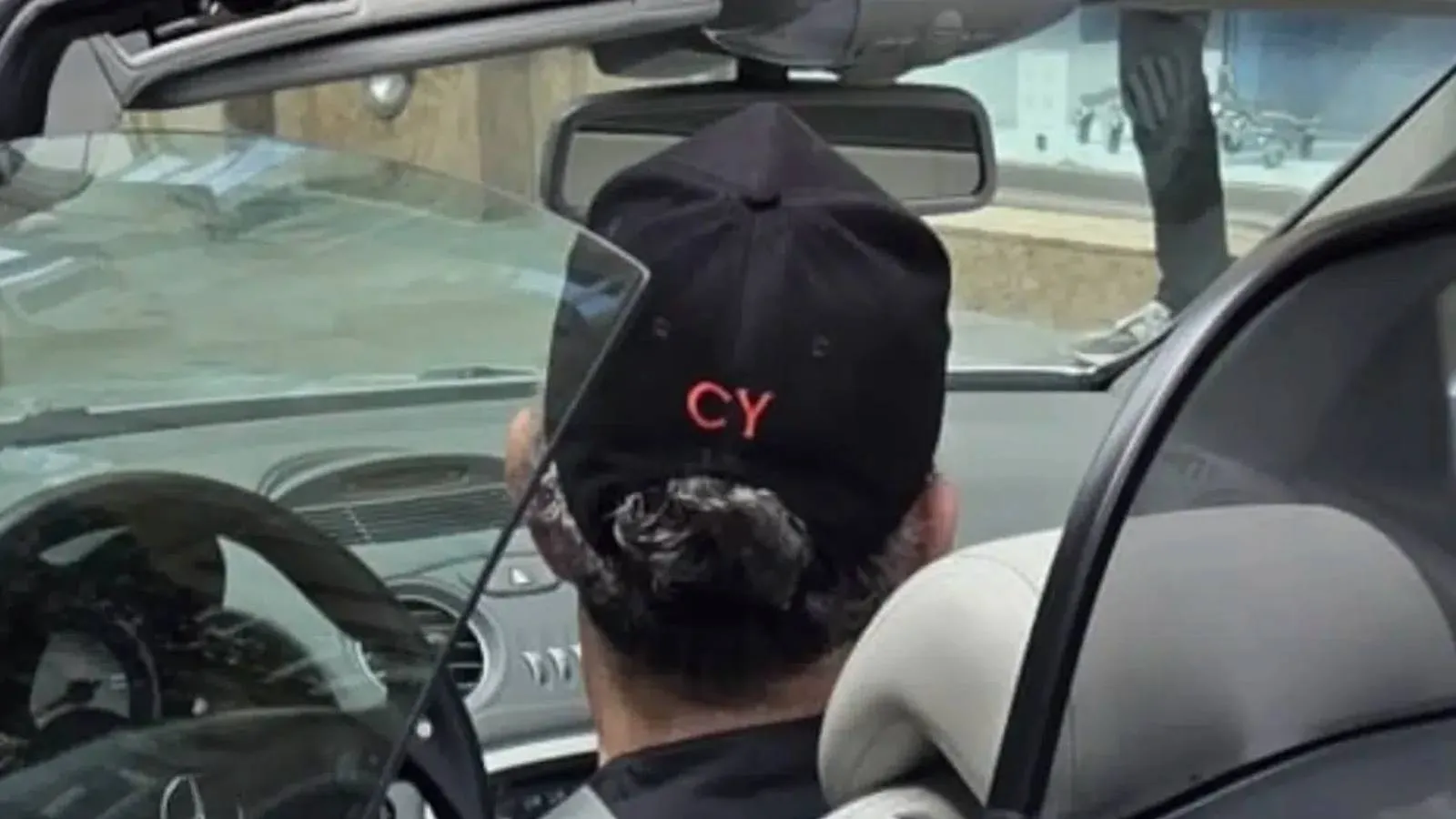 Cem Yılmaz yeni spor otomobili ve 'CY' logolu şapkasıyla Nişantaşı'nda görüntülendi