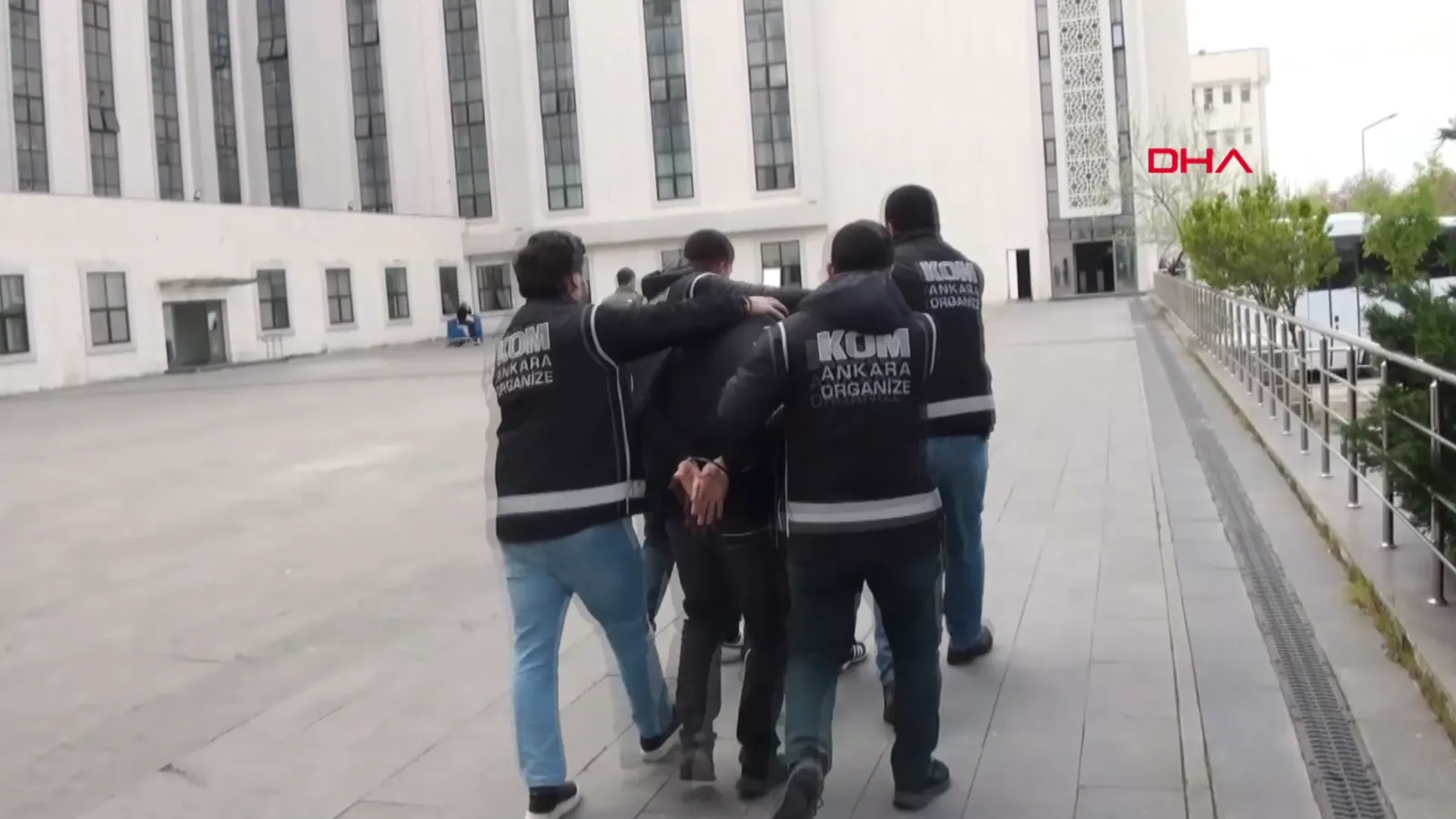 93 yaşındaki kişiyi dövüp parasını çaldı
