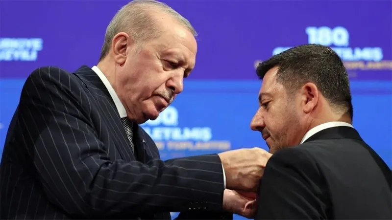 İl başkanı, AKP'ye geçen Rasim Arı'nın el hareketi çektiği fotoğrafı paylaşıp sildi; Arı, “yapay zekâ” dedi