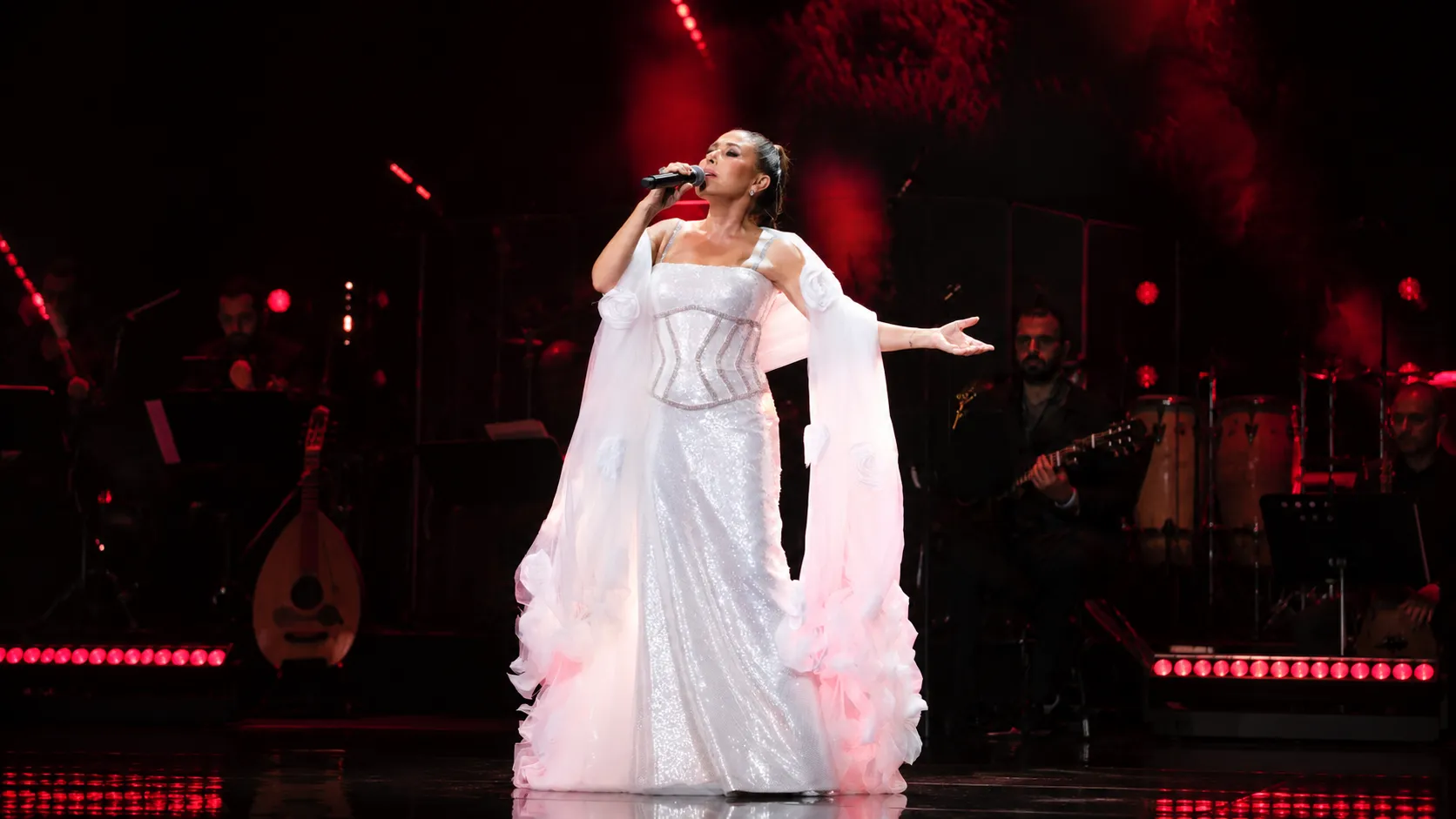 Nilüfer, "Senfonik Geceler" ile Harbiye'de sahneye çıkıyor