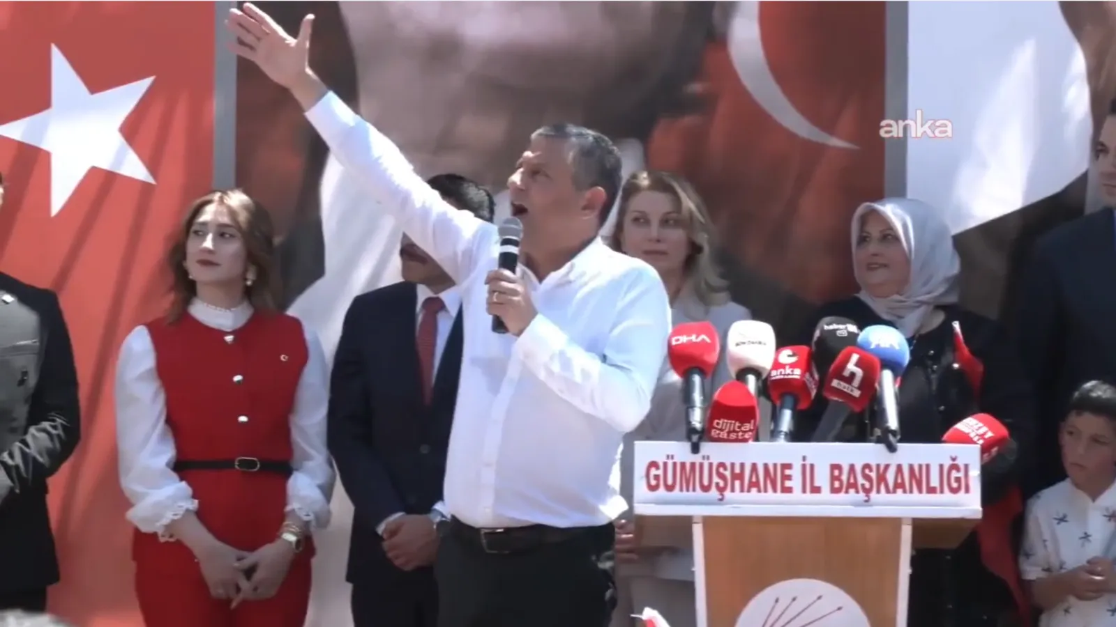 Özgür Özel’den “butlan” uyarısı: Beni seven sandığa koşsun, Barış’ı seçsin!
