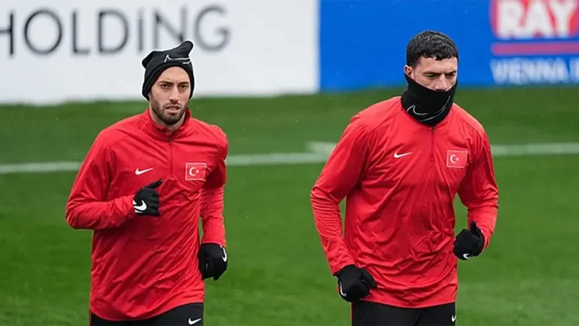 <p>Safi'nin s&ouml;z&uuml;n&uuml; ettiği iki milli oyuncunun Inter'de forma giyen Hakan &Ccedil;alhanoğlu ile Al-Ahli'de top koşturan Merih Demiral olduğu &ouml;ne s&uuml;r&uuml;ld&uuml;. Safi'nin Fenerbah&ccedil;e'nin yeni başkanı se&ccedil;ilmesi durumunda iki yıldız oyuncuyla s&ouml;zleşme imzalayacağı belirtildi.</p>