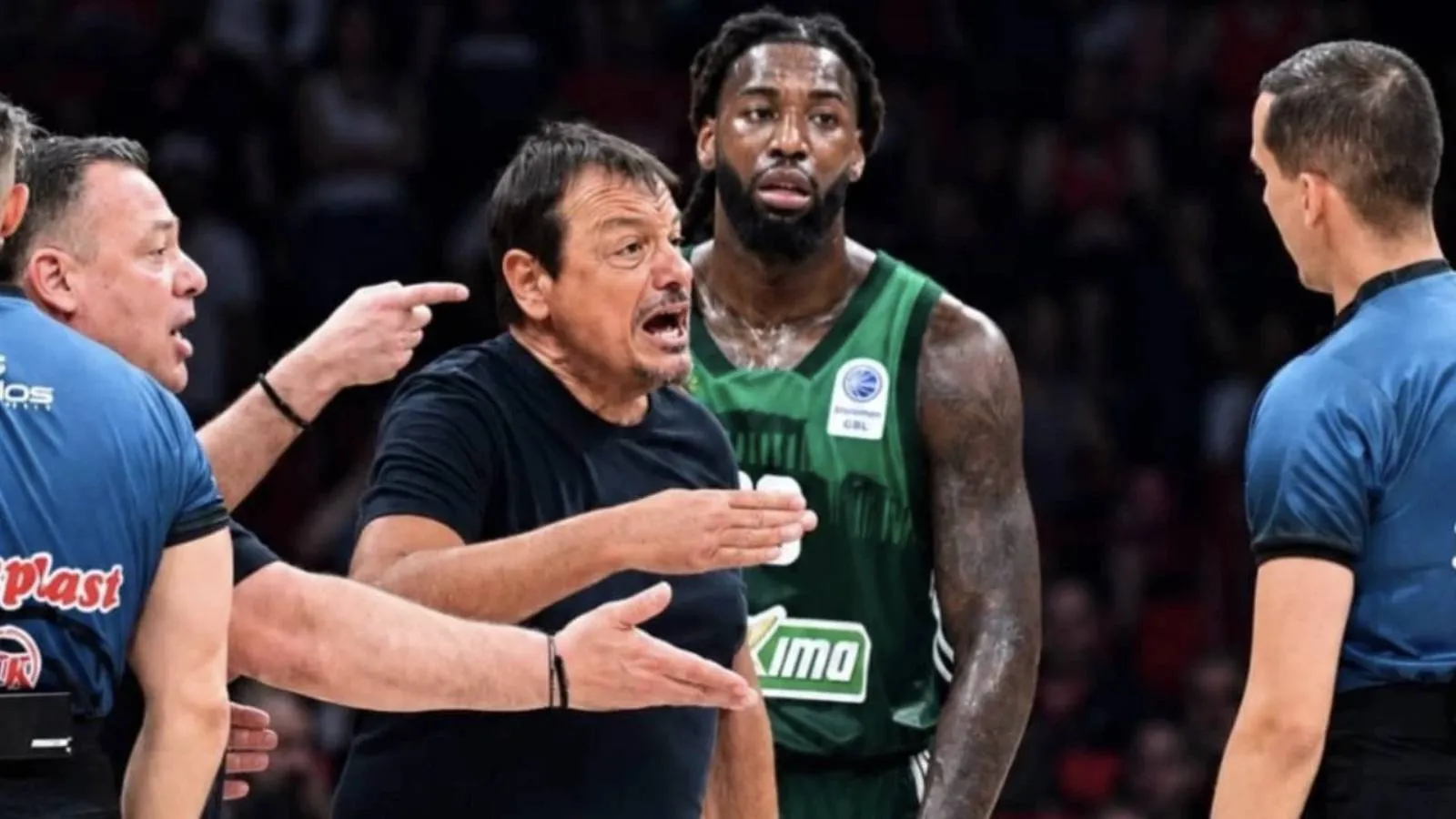 Olympiakos, Panathinaikos'u 10 sayı farkla mağlup ederek seride öne geçti