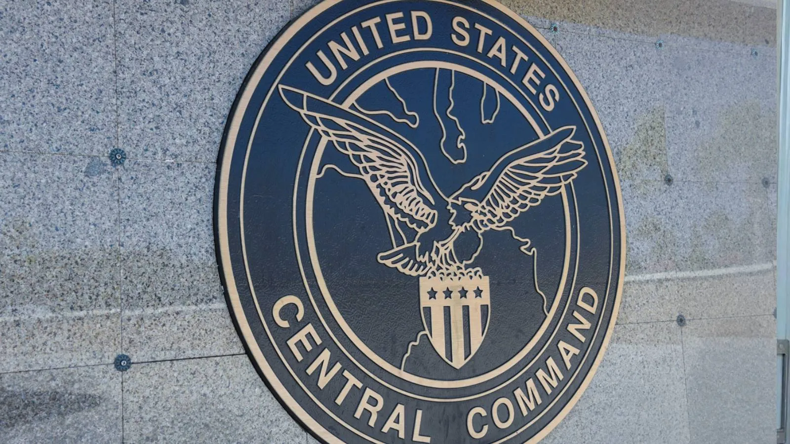 CENTCOM: ABD, Umman Körfezi'nde boş petrol tankerini vurdu