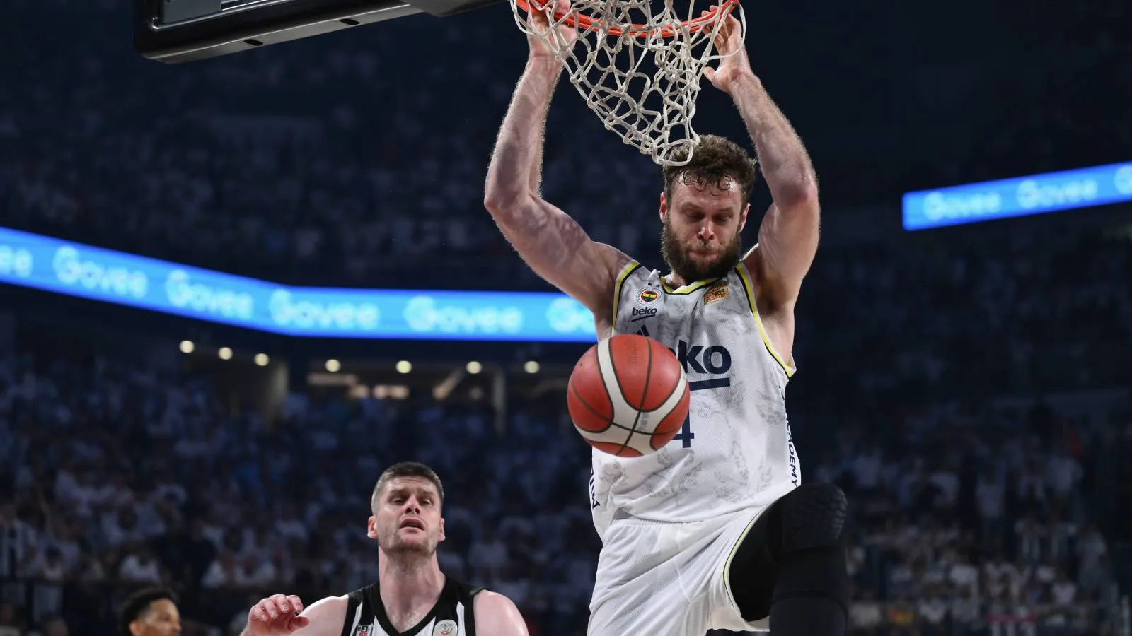 Fenerbahçe Beko, Beşiktaş GAİN'i 11 sayı farkla mağlup ederek seride öne geçti
