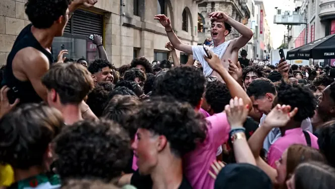 Fransa genelinde aşırı sıcaklara rağmen Dünya Müzik Günü kutlamaları: Yüz binler sokaklarda