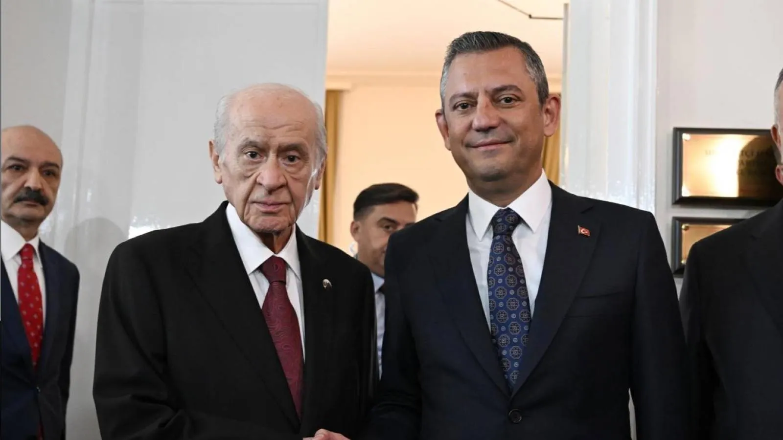 Cumhuriyet yazarı Pehlivan: Bir haftada ne oldu da Devlet Bahçeli’nin Özgür Özel’e tavrı değişti?