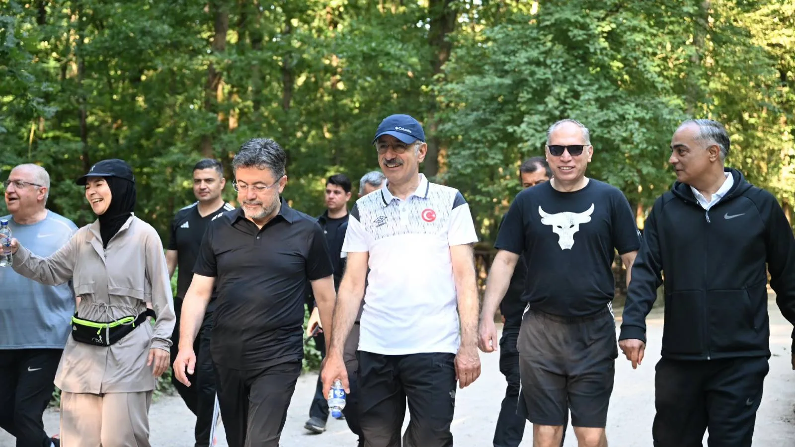 AKP kampına katılan bakanlar ormanda sabah yürüyüşü yaptı