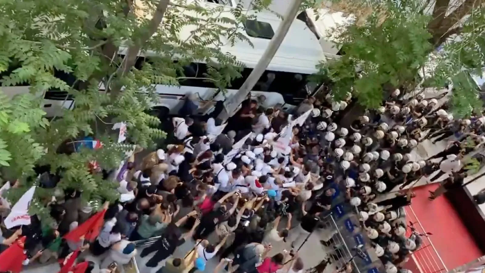 Erkan Baş'tan 'düşman hukuku' tepkisi, Sera Kadıgil'den Eren Edebali vurgusu: Patronlar için çalışan devlette hakkını arayan bir öğretmen