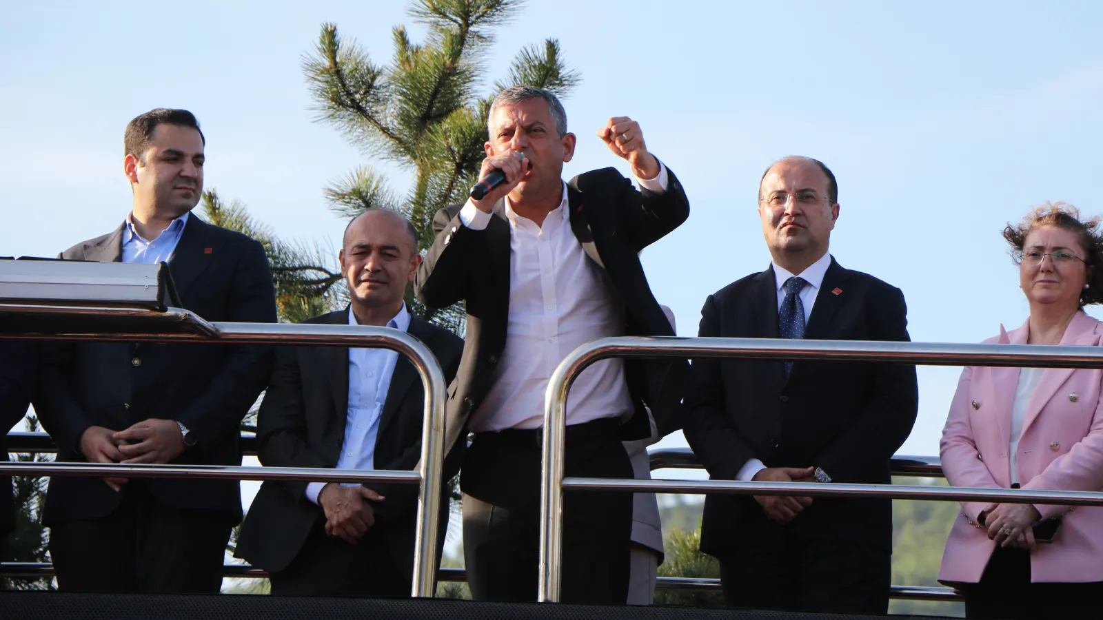 Özgür Özel: Bir diplomasızın bir mazbatasıza CHP'yi yönettirmesine itirazım var, buna izin vermeyeceğim!