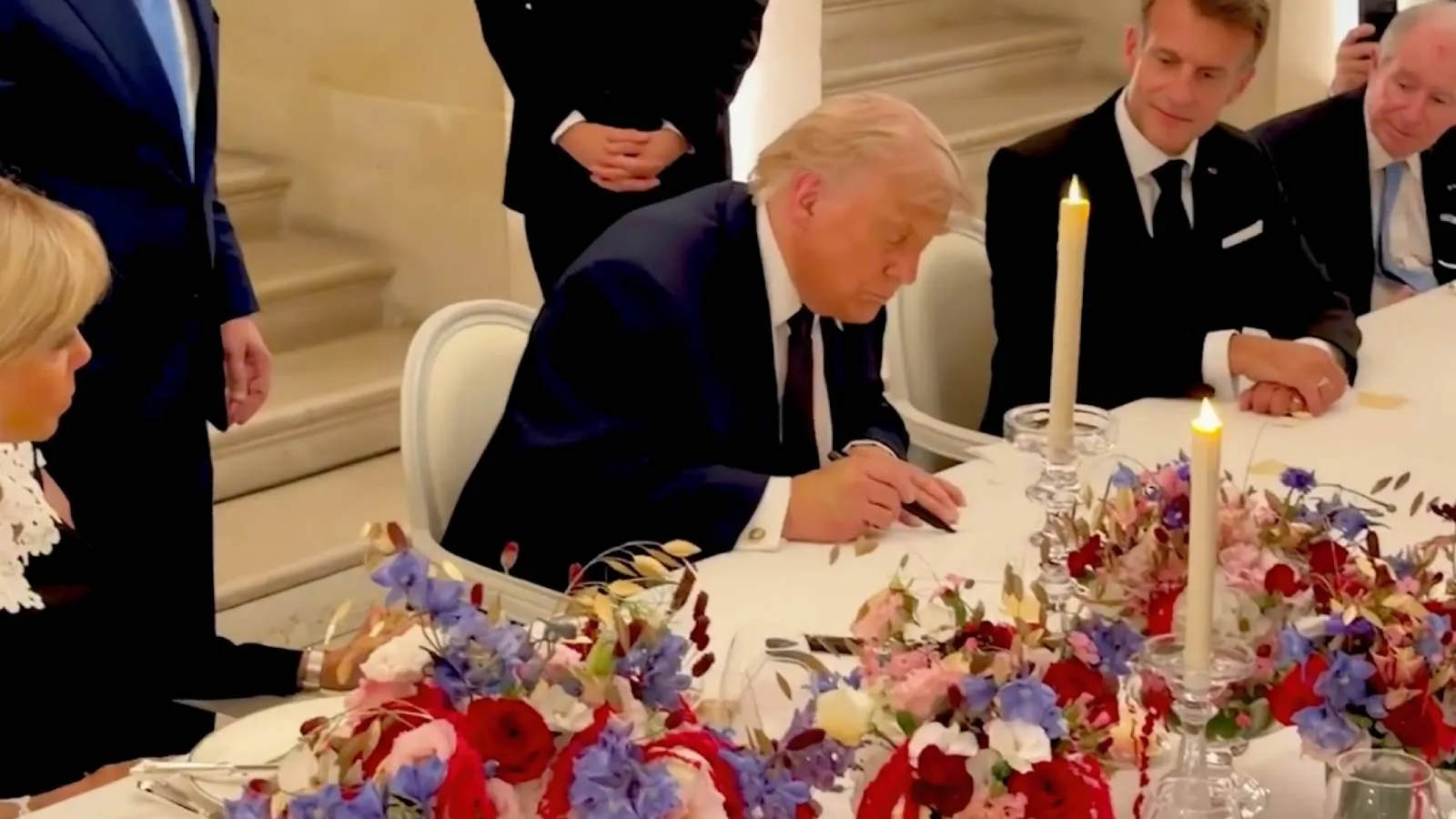 ABD Başkanı Trump, İran ile mutabakat zaptını Macron'un kendisi onuruna yemek verdiği Versay Sarayı'nda imzaladı
