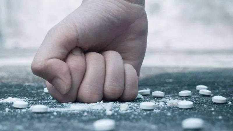 Uyuşturucu sorunu gündelik hayata sirayet ediyor: 17 yaşındaki kiracı eve zarar verdi, mahalleliye bıçak çekti!