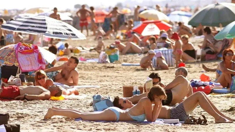 Fransa'da yeni kısıtlama: Üstsüz dolaşan turistlere para cezası geliyor