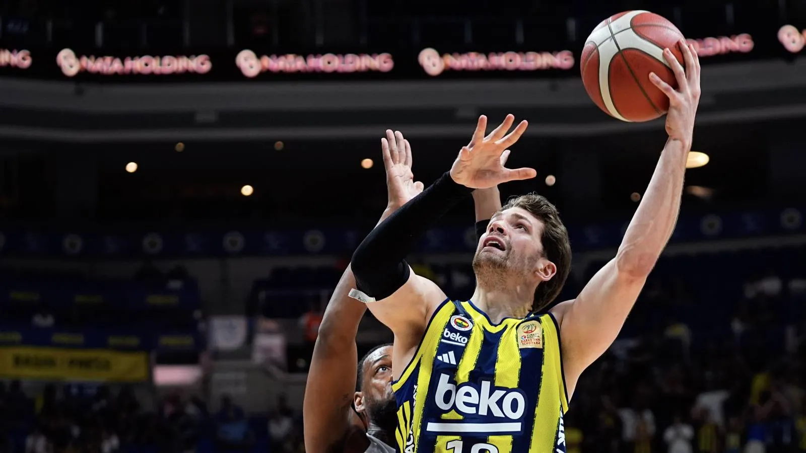 Fenerbahçe Beko, Anadolu Efes'i tek sayıyla yıktı; seride öne geçti