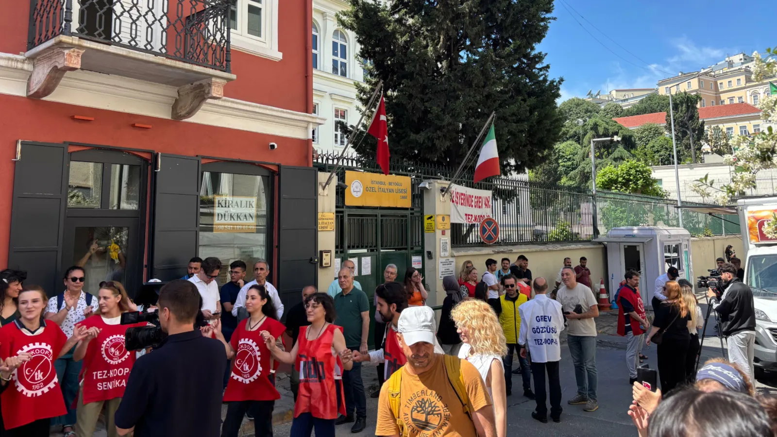 Özel İtalyan Lisesi grevi sona erdi: Birbirimizin elini tutarak direnmeyi, umut etmeyi onlara göstermek zorundaydık