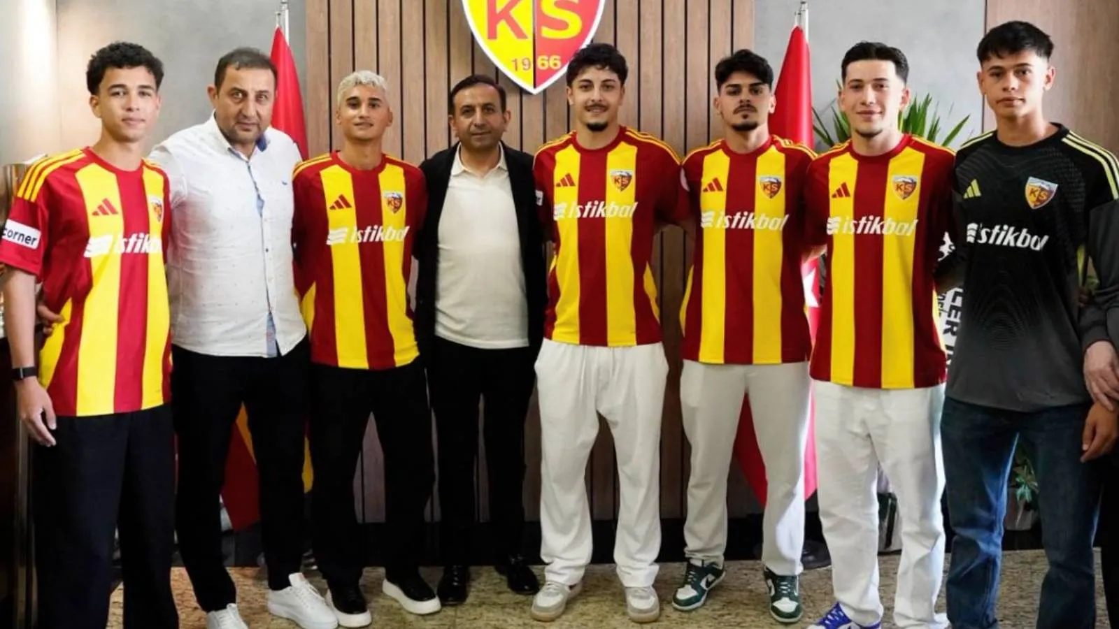 Kayserispor, 6 futbolcu ile profesyonel sözleşme imzalandı