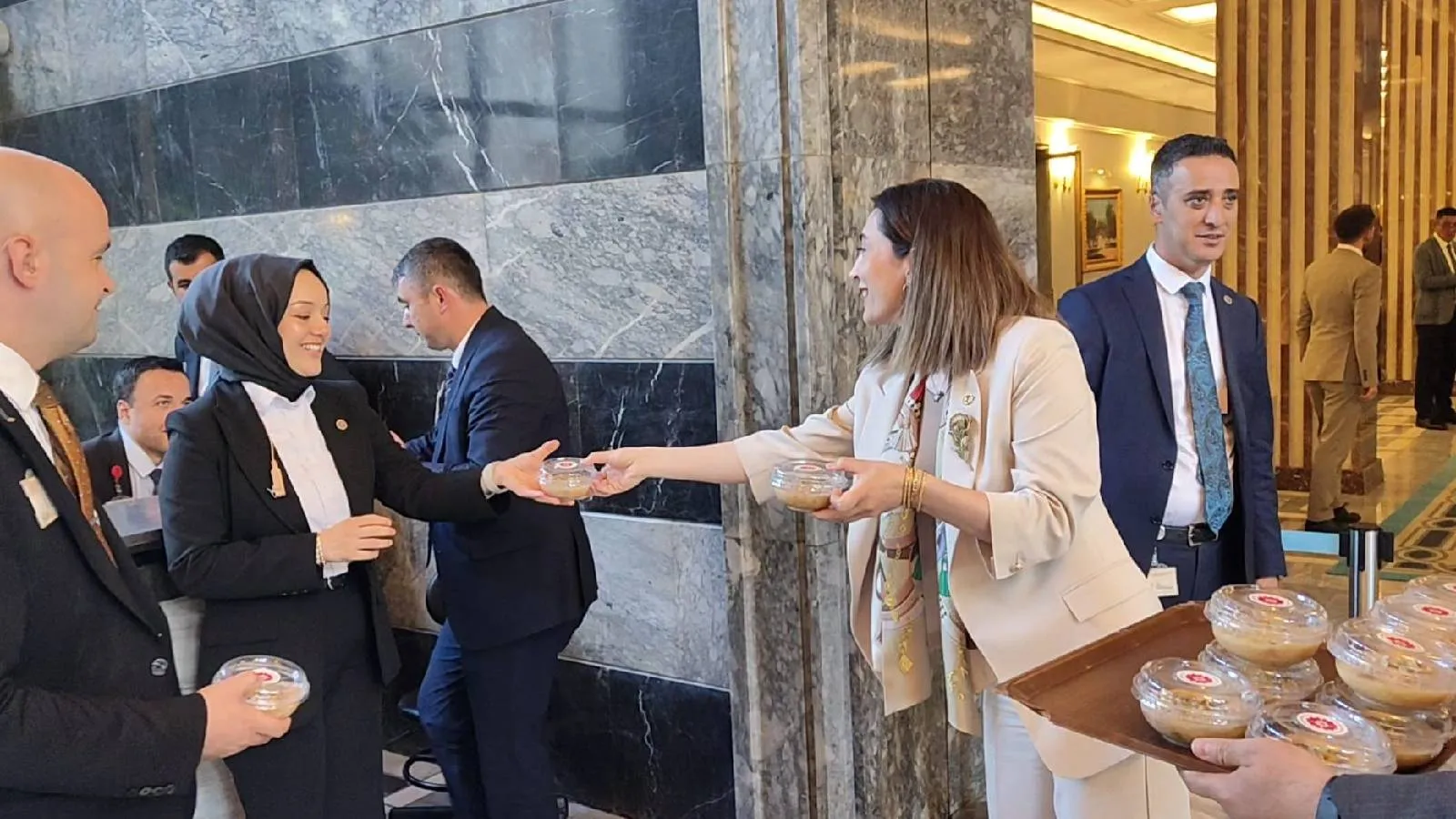 Alevi-Bektaşi Kültür ve Cemevi Başkanlığı'ndan TBMM'de aşure lokması: Cemevlerine 41 bin kişilik malzeme ulaştırıldı