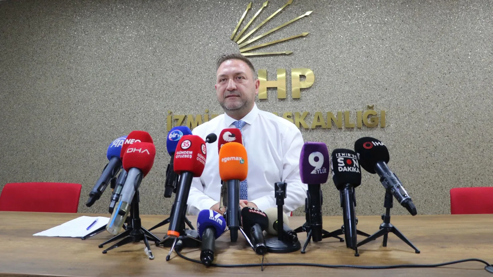 CHP İzmir İl Başkanlığı koltuğuna oturan Gümrükçü: Genel Başkan'ın talimatıyla yola çıktım, hiç kimseyi görevden almaya gelmedim