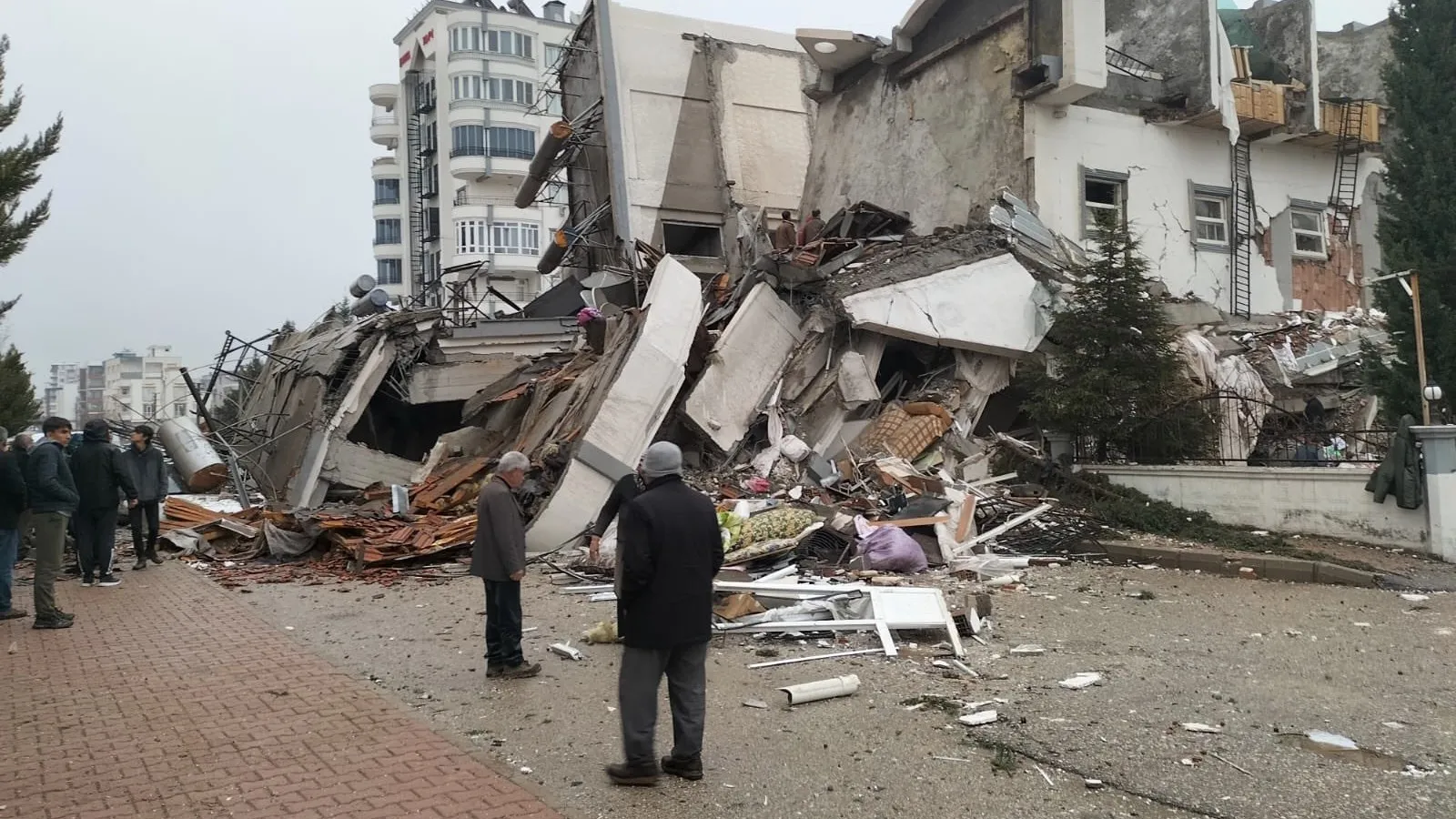 65 kişiye mezar olan Sueda Kent Sitesi davası: Sanık avukatları ve aileler arasında "depremin büyüklüğü" tartışması