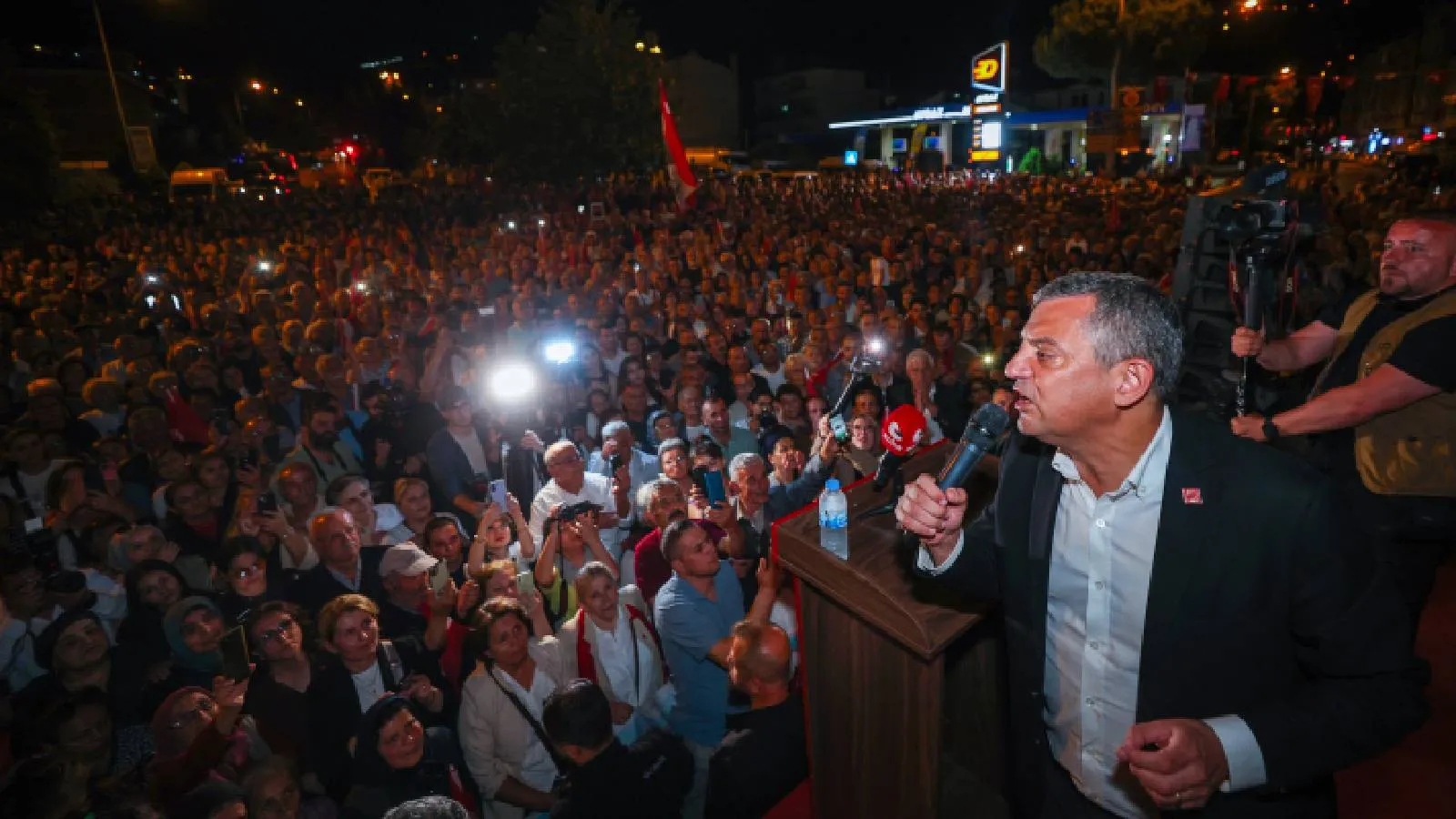 Taşova’da kendisini karşılayan halka konuşan Özel: AKP'nin kara düzeni gidiyor, yerine milletin, halkın düzeni geliyor!