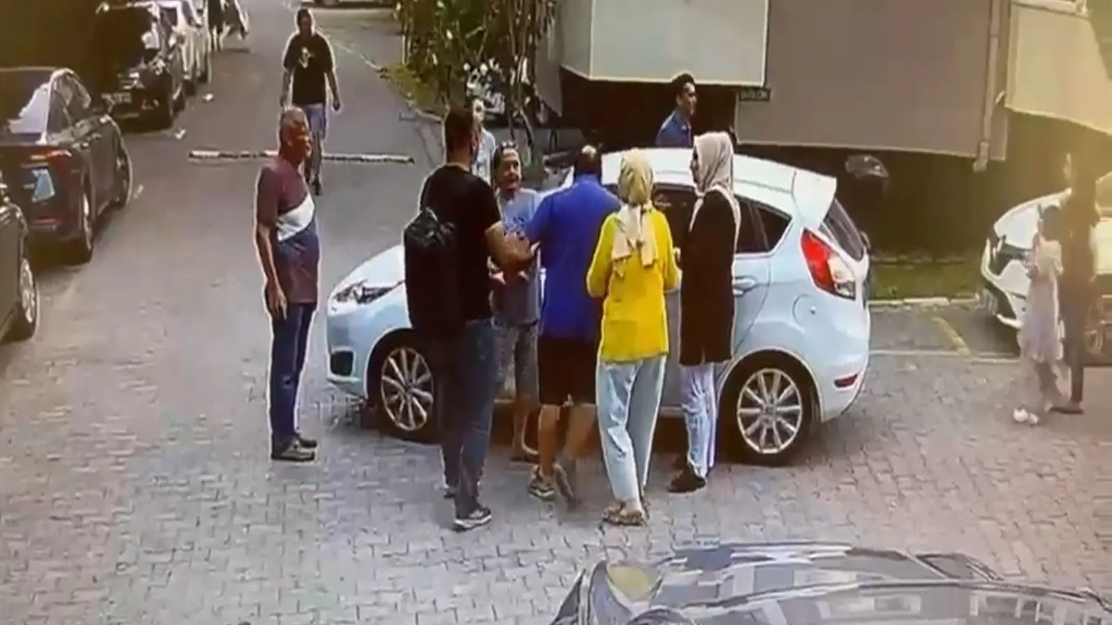 Çekmeköy'de “Yavaş git” uyarısı kavgaya dönüştü; sürücünün annesine saldırıldı