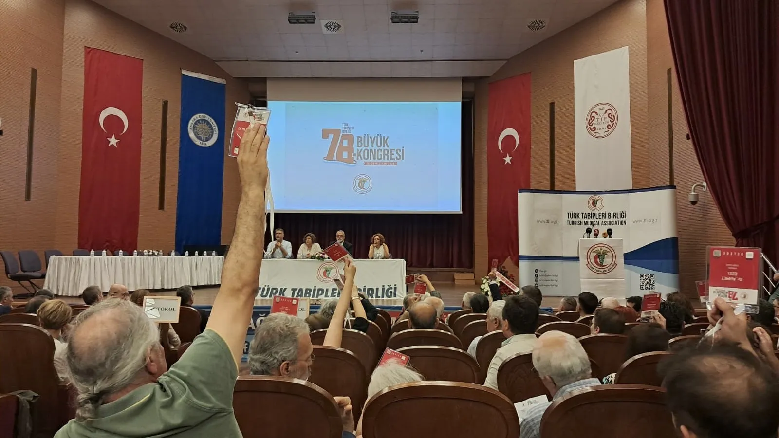 TTB'nin 78. Büyük Kongresi | Sağlık sistemi, demokrasi ve barış konuşuldu; 10 Ekim Gar Katliamı gerginliği yaşandı