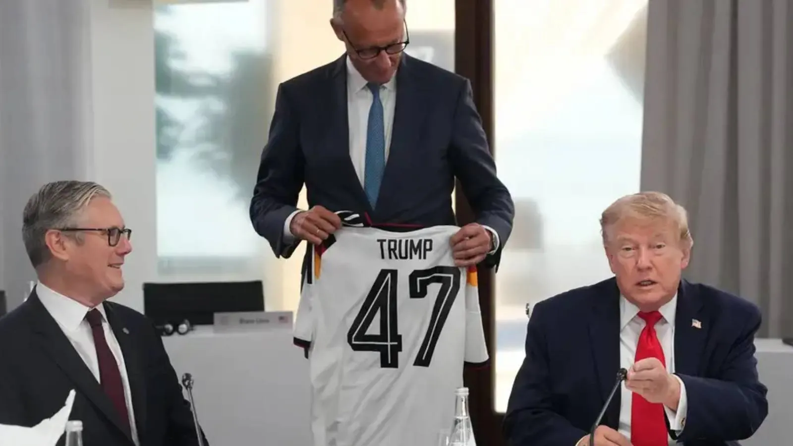 Merz'in Trump'a hediye ettiği Almanya forması hatalı çıktı