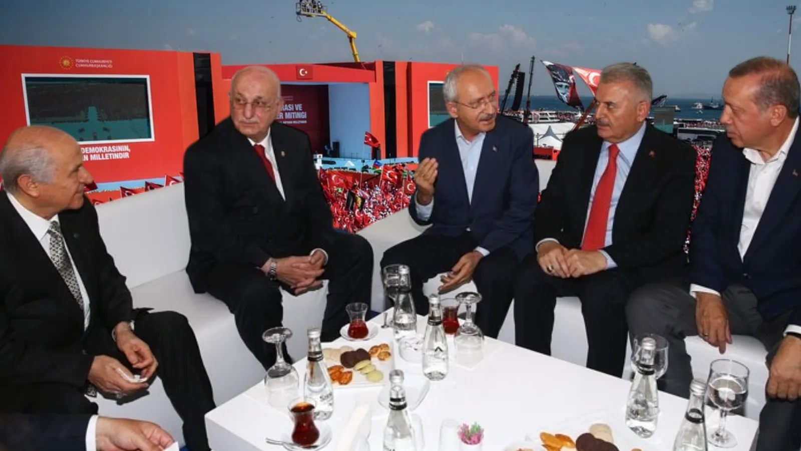 BirGün yazarı Yaşar Aydın: Yenikapı çağrısı monarşi davetidir