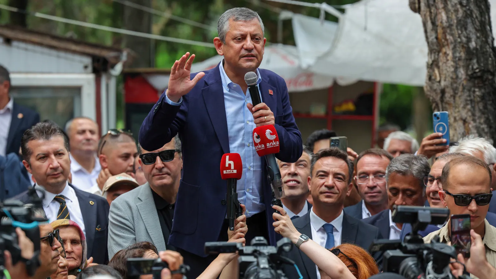 Özgür Özel: Binaları, otobüsleri arkada bıraktık; şimdi bir bankın üzerindeyim ama milletin gönlündeyim!