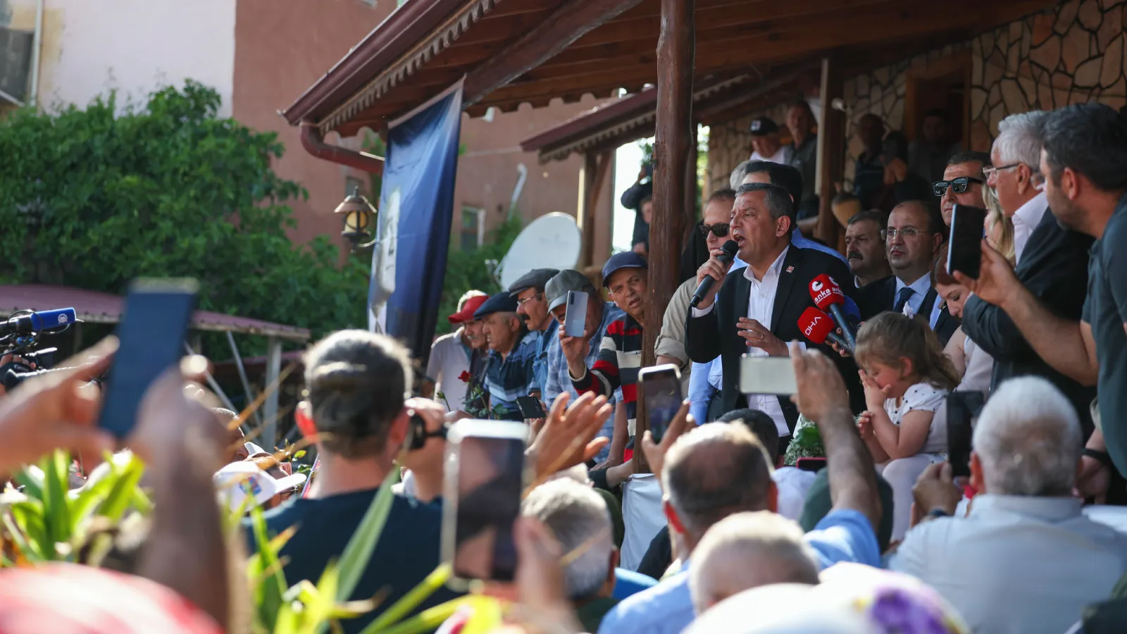 Özgür Özel:

 Erdoğan dört kez üst üste aldığımız mazbatayı yok sayıp bizi altı sene önceye götürdü

 Bir diplomasızın bir mazbatasıza CHP'yi yönettirmesine itirazım var

 Beni seven pazar sandığa gidecek, adayımız Nazım Demirkol’a oy verecek