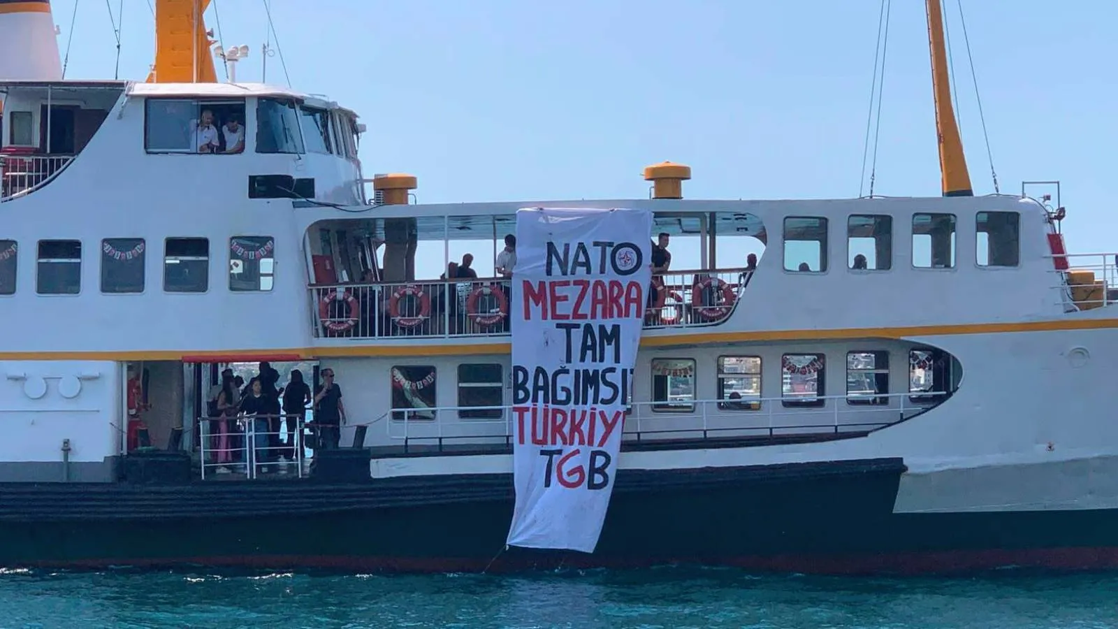 Vapurdan "NATO mezara, tam bağımsız Türkiye" pankartı açan 4 kişi gözaltında