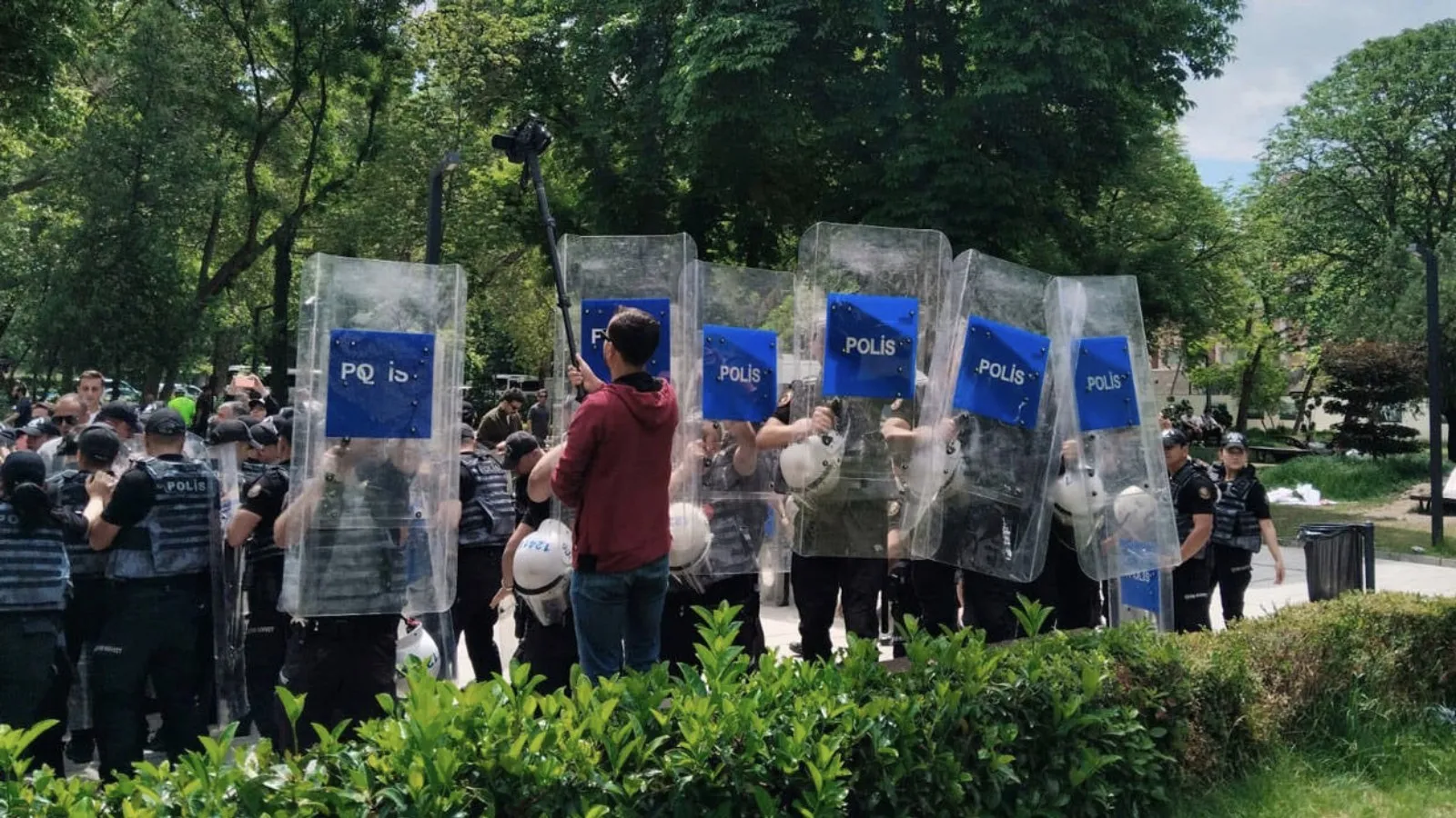Açlık grevinin 3. günündeki öğretmenlerin eylemine polis müdahalesi: Ters kelepçeyle gözaltına alındılar