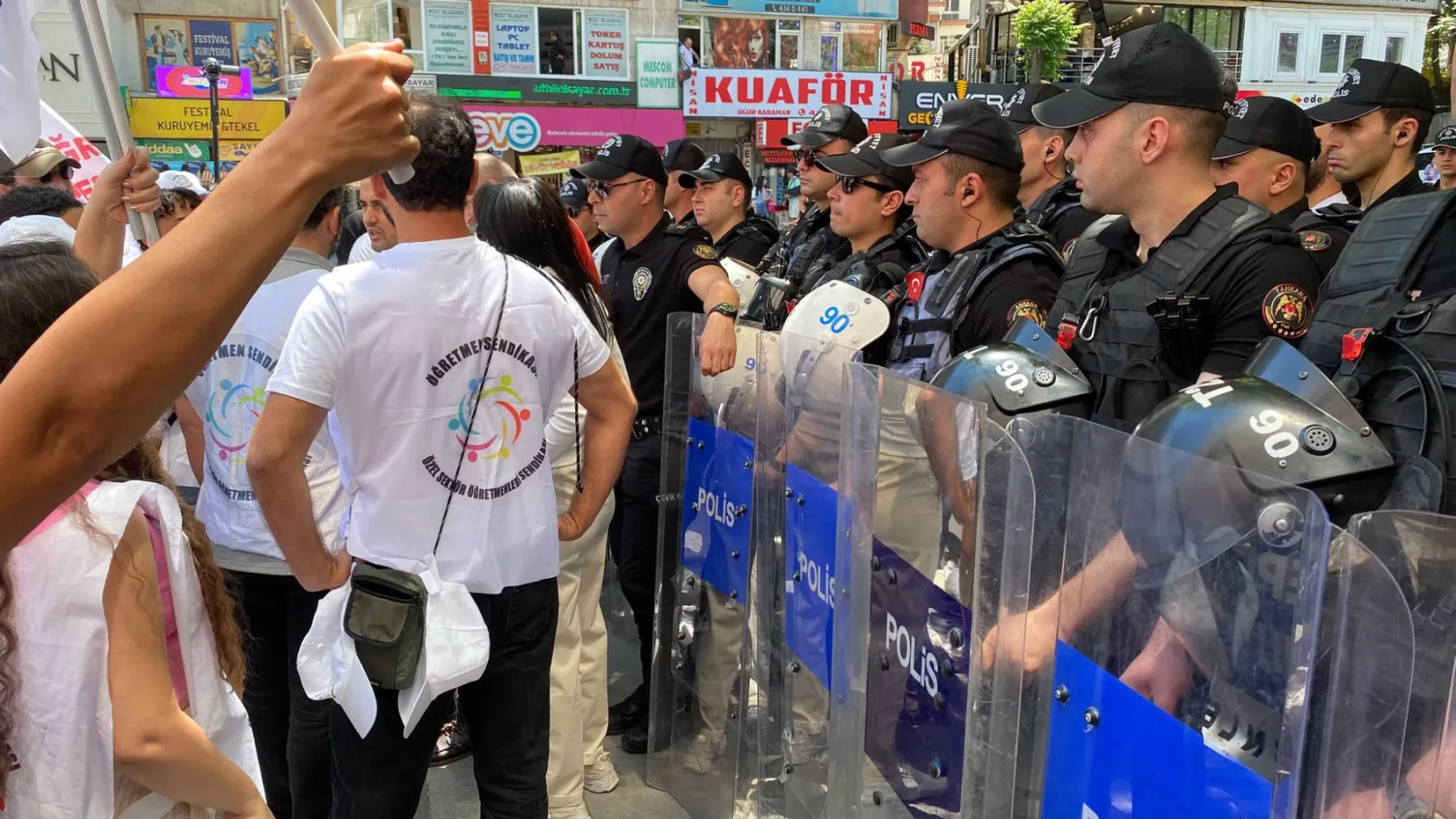Açlık grevindeki 2 öğretmen hastaneye kaldırıldı