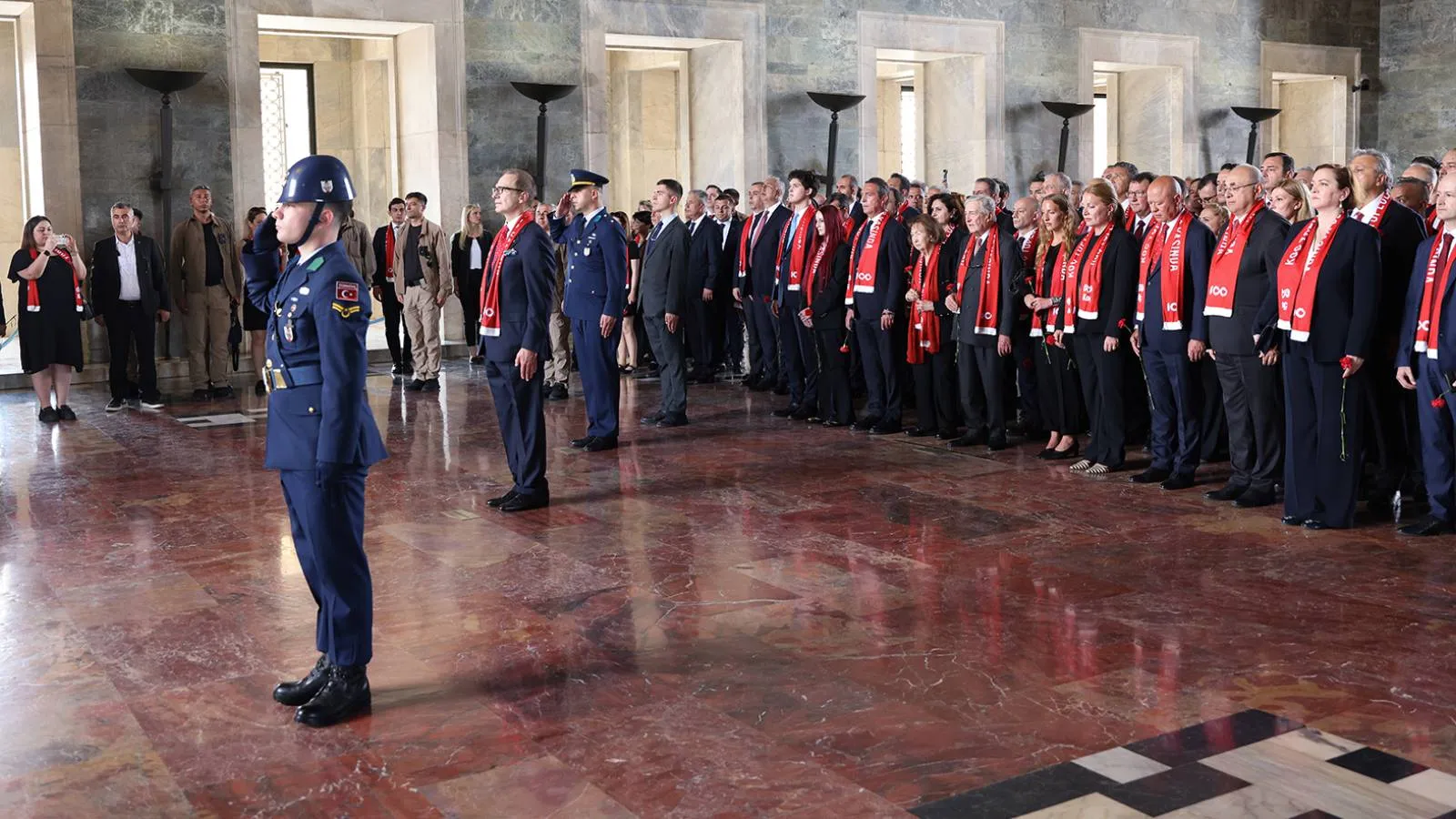Koç Topluluğu'ndan 100'üncü yılda Anıtkabir ziyareti