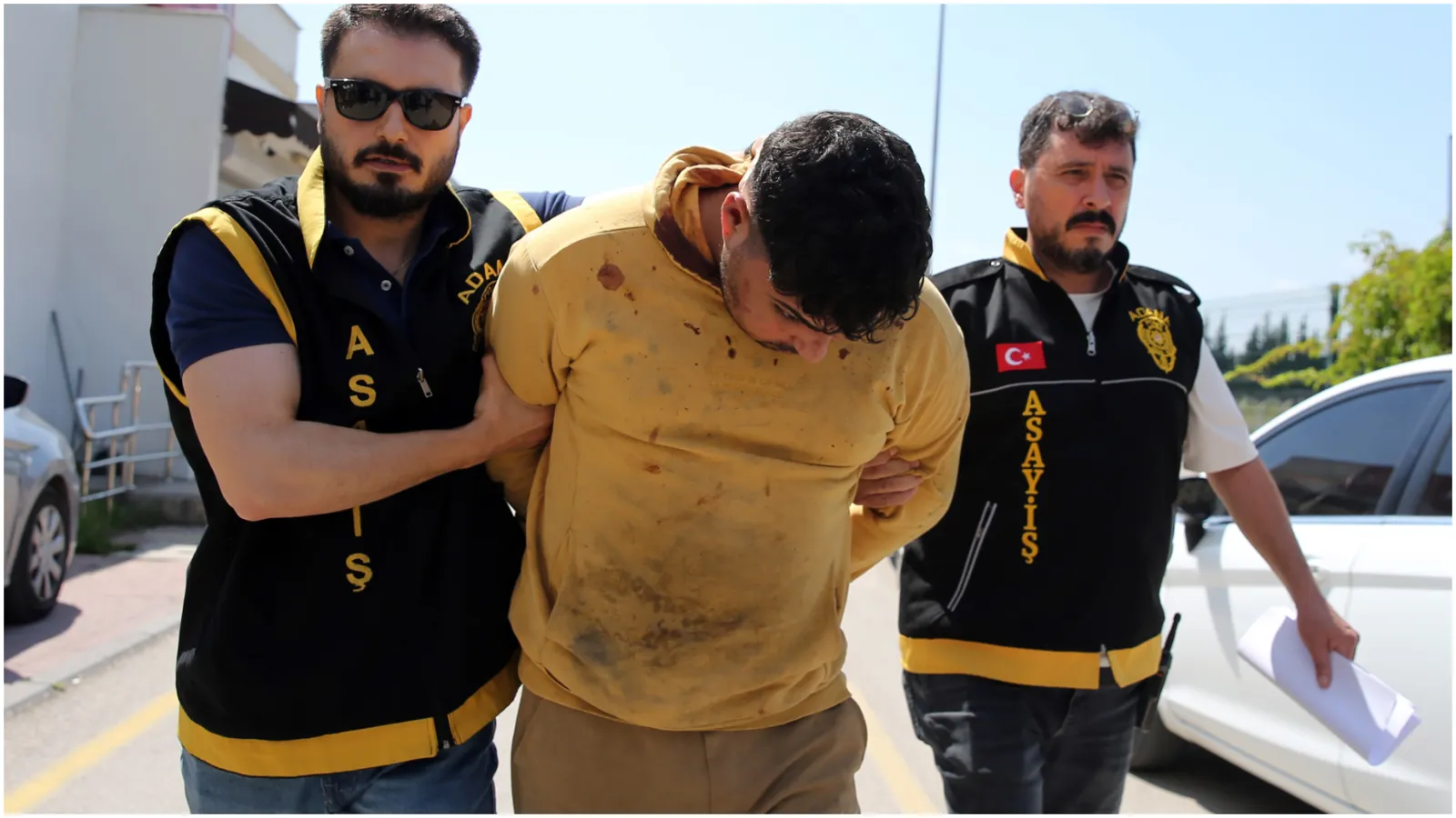Gece kulübünden atıldı, silahla geri döndü; ihbara giden polisi vurdu!