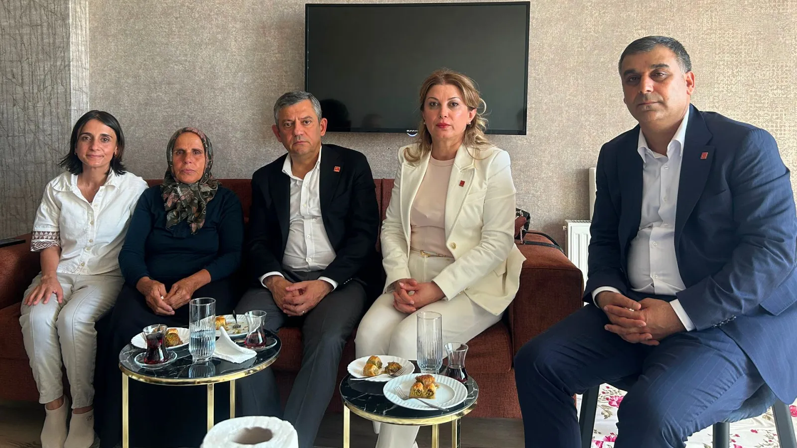 Özgür Özel'den Diyarbakır'da Gülistan Doku'nun ailesine ziyaret