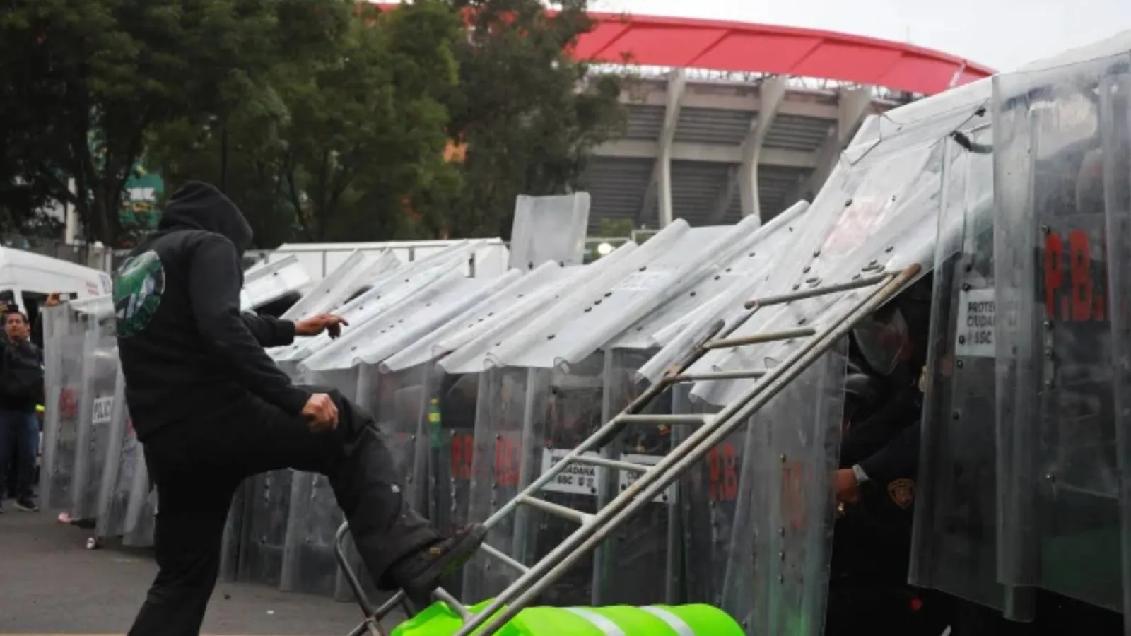 Meksika'da Dünya Kupası açılışı öncesi yüzlerce kişi polisle çatıştı!