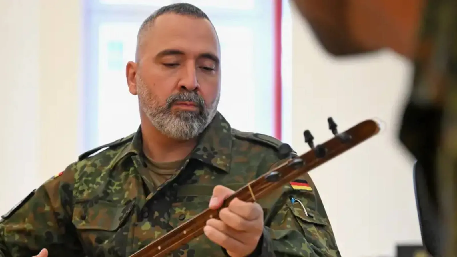 Alman askerî orkestrası bağlamayla tanıştı