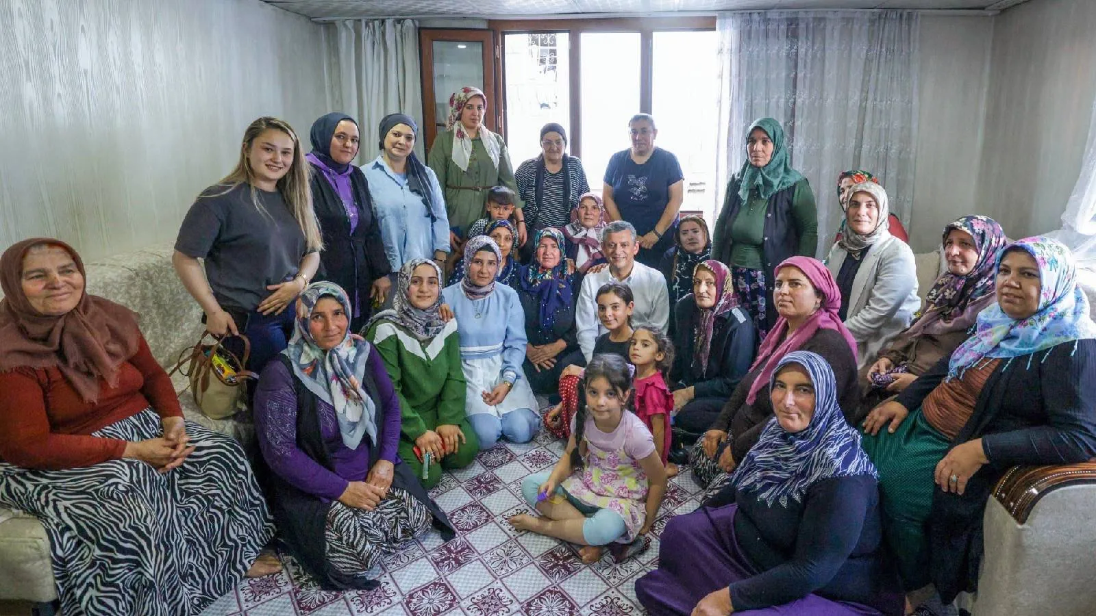 İmamoğlu, Özel'in Diyarbakır ziyaretinden fotoğraf paylaştı: Bizleri zindana atıp milleti çaresiz bırakacağını sananlar bu fotoğrafa iyi baksın!