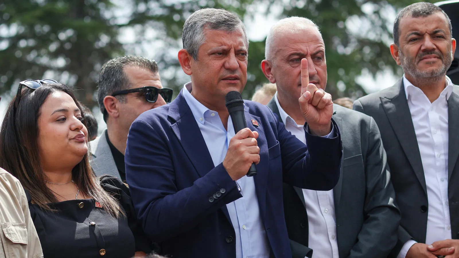 Özgür Özel: Bize büyük, lüks binalar lazım değil; meydanlarda, sokakta, sandalyenin üstünde milletimizle omuz omuzayız!