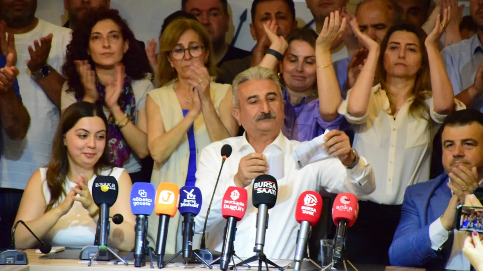 CHP Bursa İl Başkanı Yeşiltaş görevden alınma kağıdını yırttı: Burayı hiç kimseye teslim etmiyoruz!