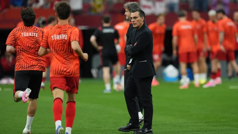 Vincenzo Montella idman sırasında 2 futbolcuyla özel görüştü