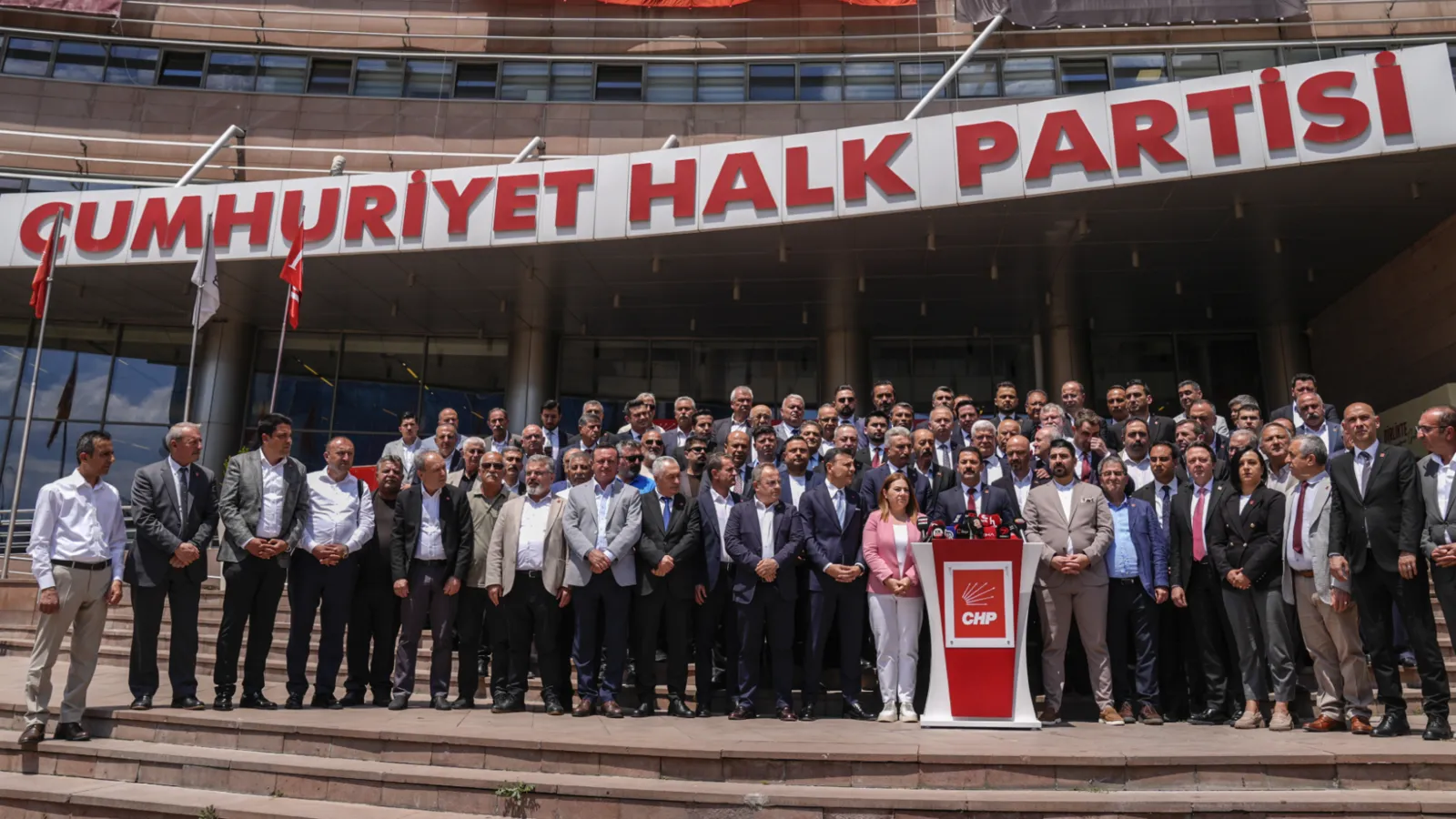 CHP il başkanlarından Genel Merkez önünde olağanüstü kurultay çağrısı: Genel Başkanımız Özgür Özeldir; önce kurultay, sonra iktidar!
